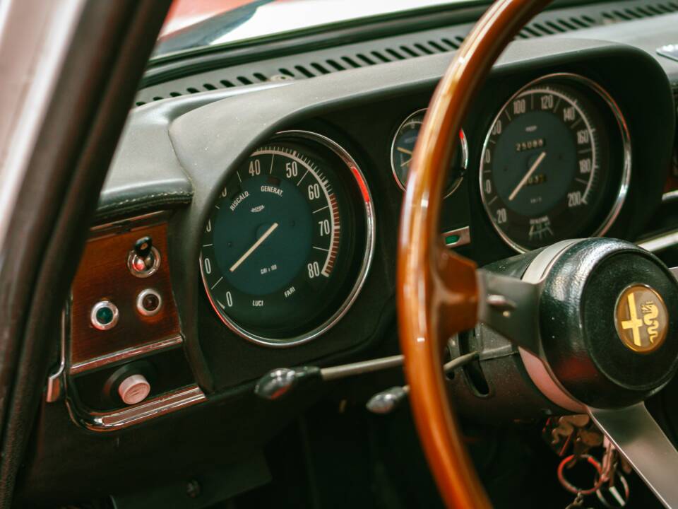 Bild 28/34 von Alfa Romeo Giulia Nuova Super 1600 (1979)