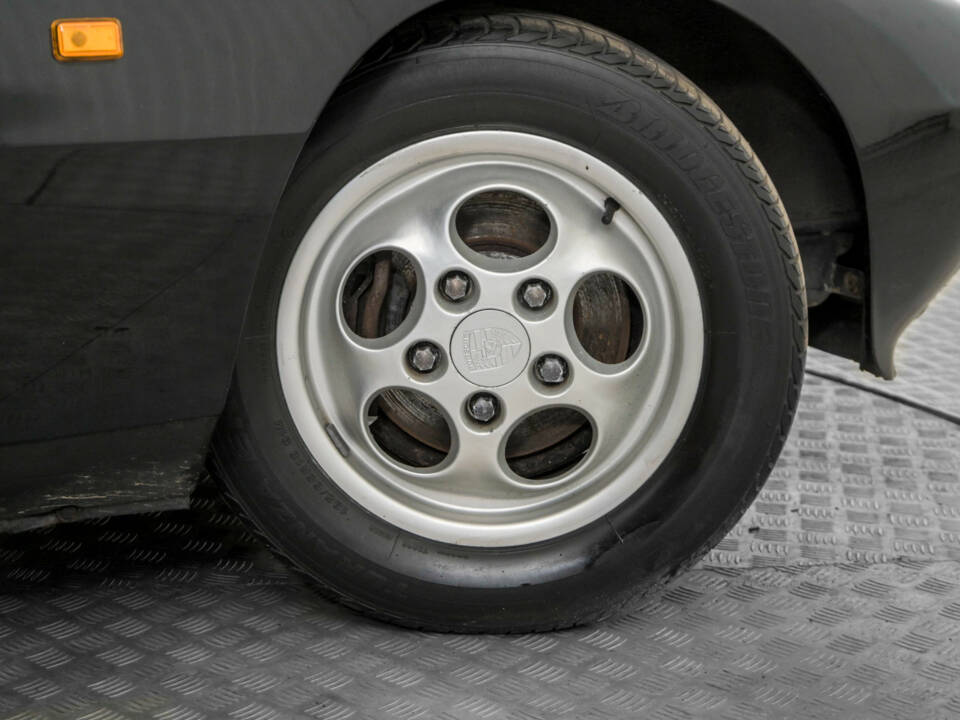 Immagine 44/50 di Porsche 924 S (1986)