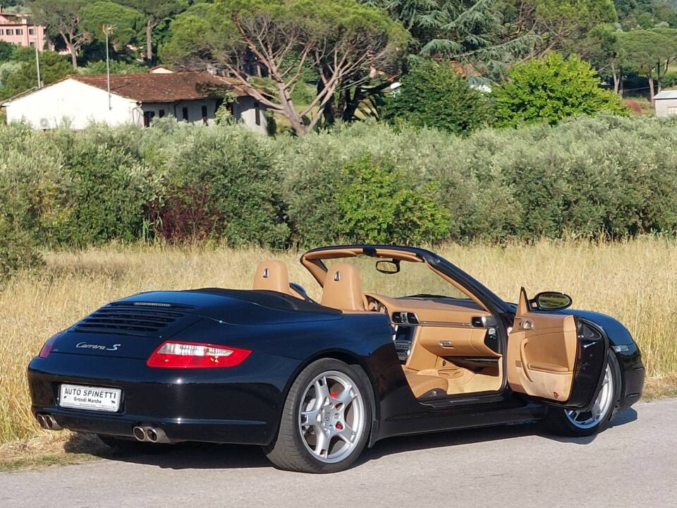 Image 2/10 of Porsche 911 Carrera S (2006)