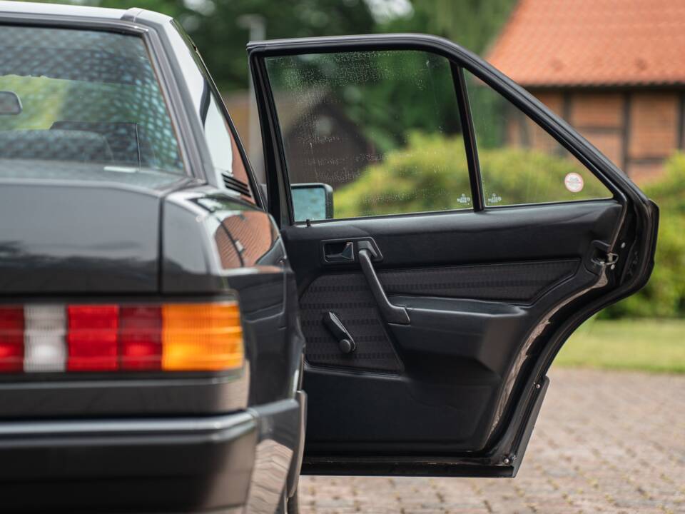 Bild 41/74 von Mercedes-Benz 190 E (1990)