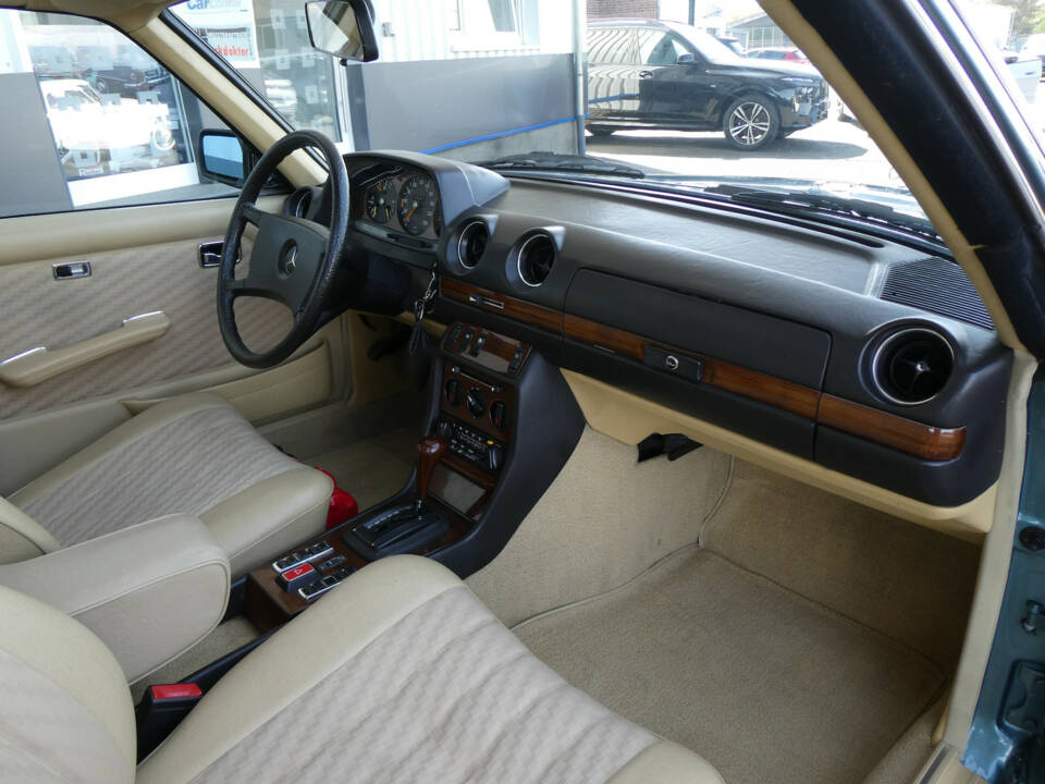 Image 11/20 de Mercedes-Benz 280 CE (1981)