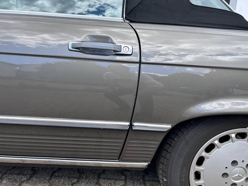 Image 20/37 of Mercedes-Benz 560 SL (1986)