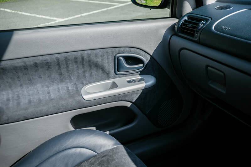 Image 19/34 of Renault Clio II V6 (2002)