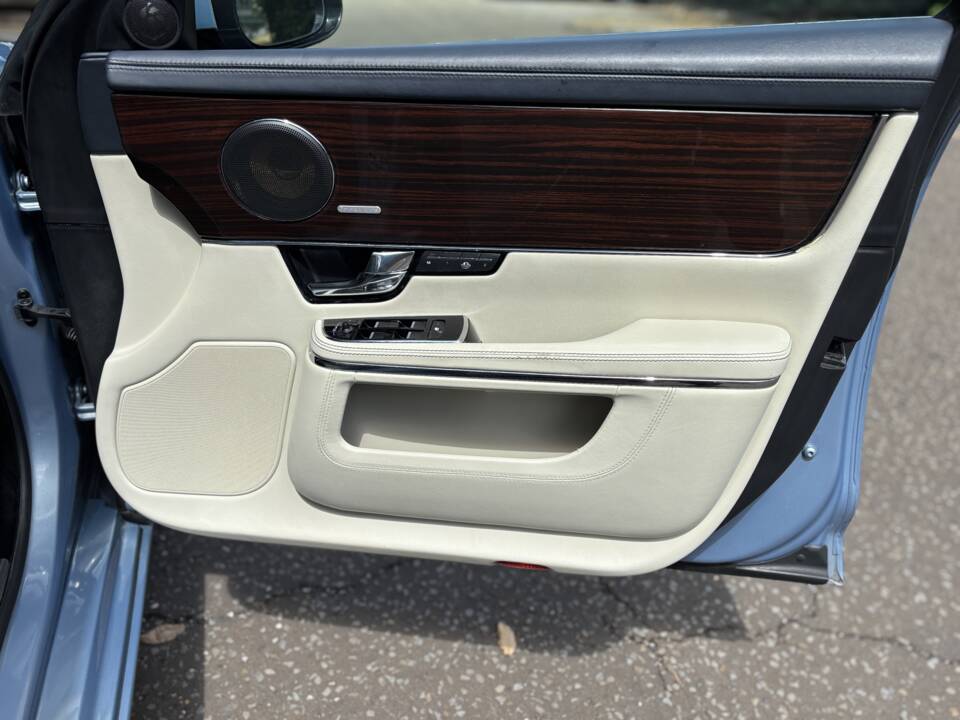 Image 37/50 of Jaguar XJ 5.0 (2011)
