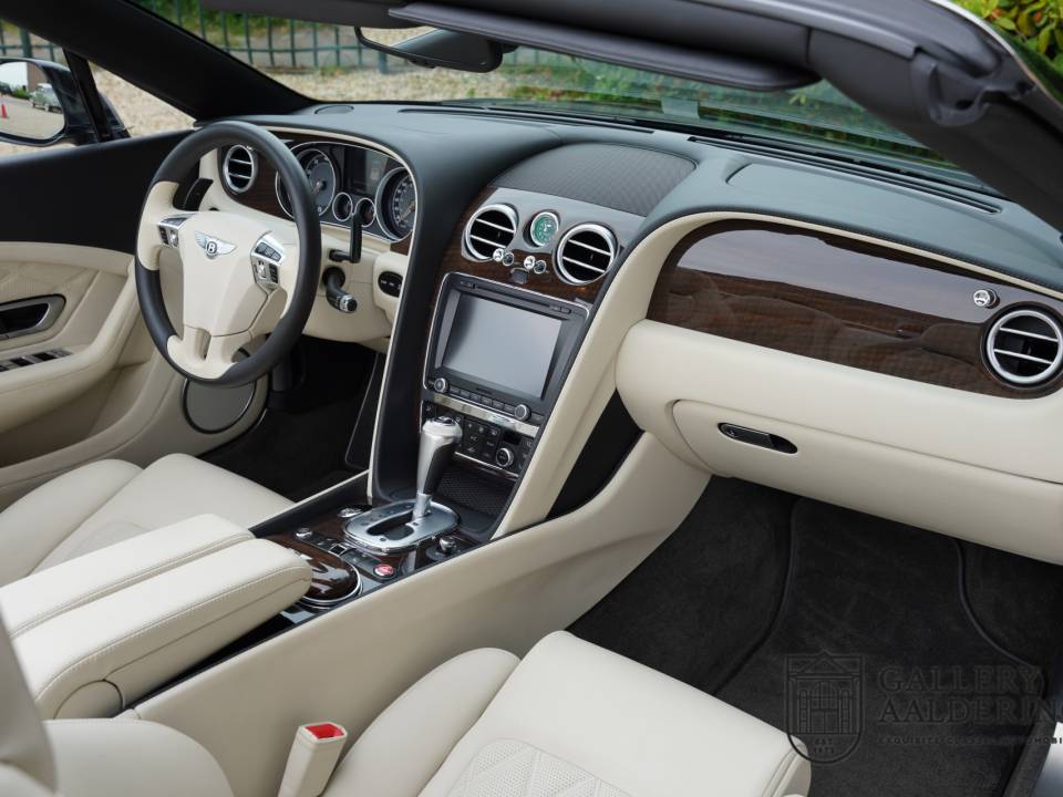 Image 8/50 of Bentley Continental GTC V8 (2014)