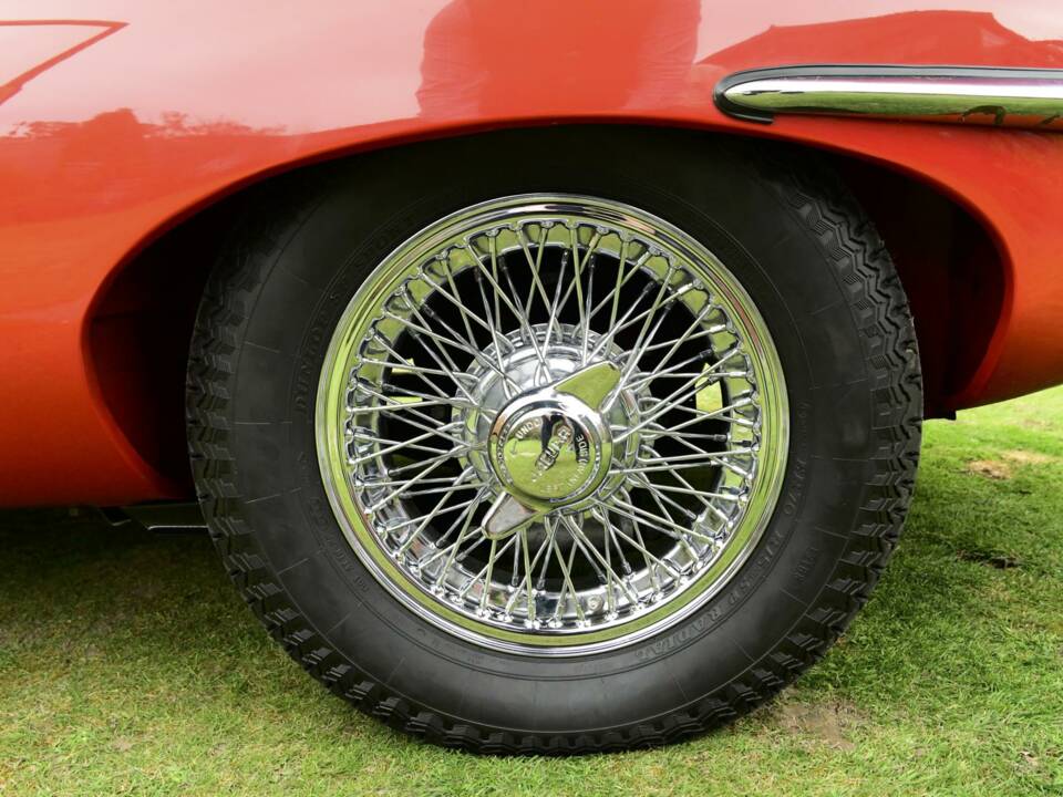 Image 37/50 de Jaguar E-Type (1968)