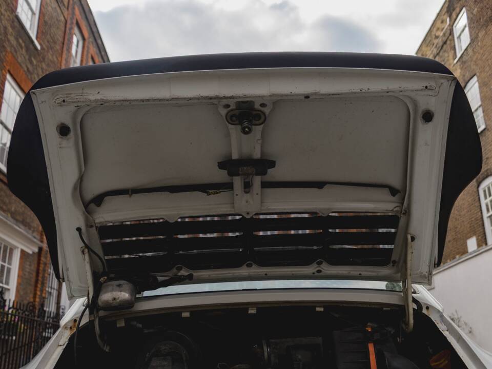 Image 17/33 of Porsche 911 Carrera 3.2 (1988)