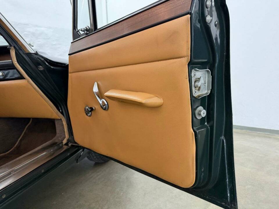 Image 21/26 of Rover 3500 (1970)