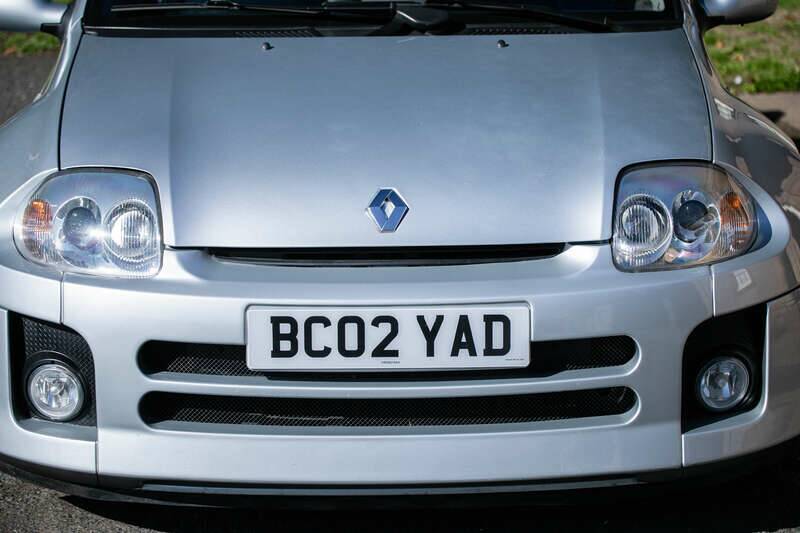 Image 13/40 of Renault Clio II V6 (2002)