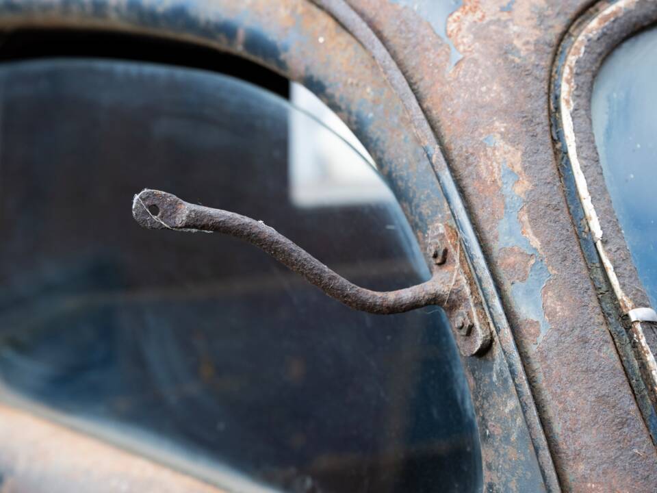 Image 115/134 of Ford V8 (1937)