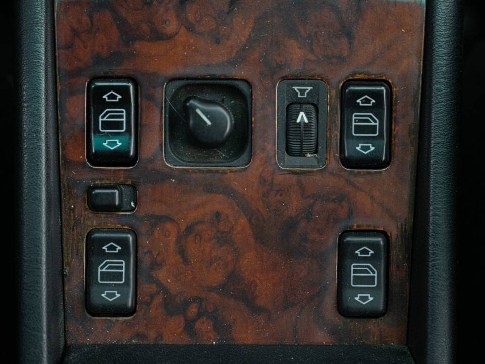 Image 32/49 of Mercedes-Benz 320 E (1993)