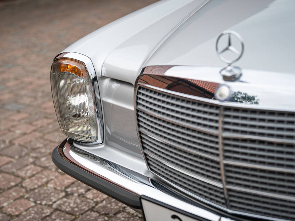 Image 3/63 of Mercedes-Benz 230&#x2F;6 (1974)