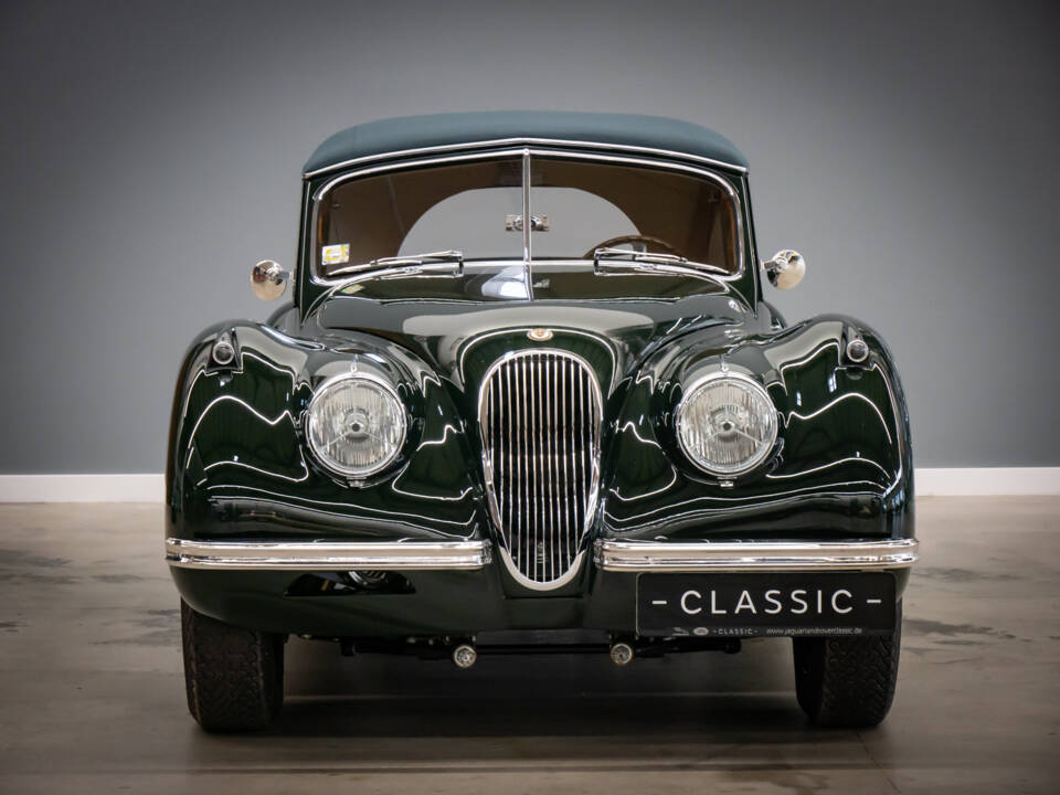 Image 2/30 of Jaguar XK 120 DHC (1953)