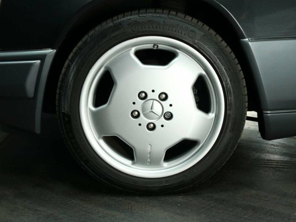 Immagine 29/30 di Mercedes-Benz E 320 (1997)