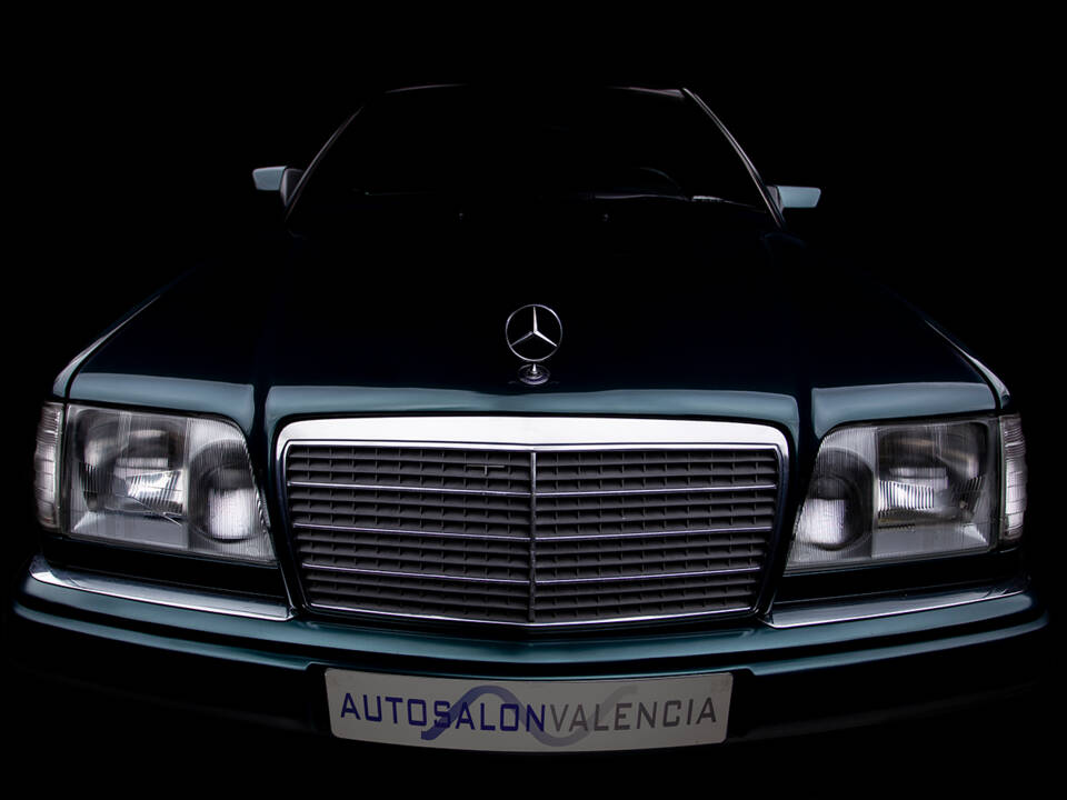 Immagine 23/32 di Mercedes-Benz E 320 (1995)