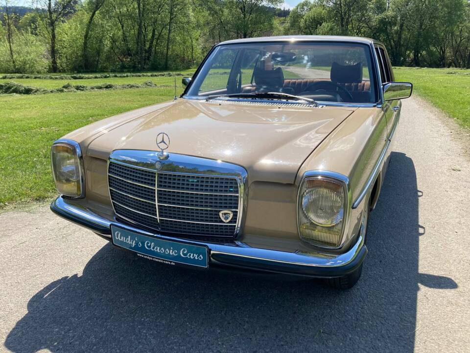 Image 2/49 de Mercedes-Benz 230&#x2F;4 (1974)