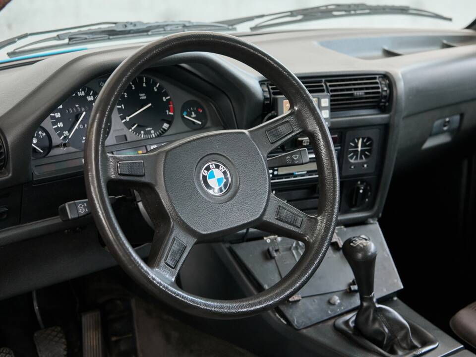 Bild 34/50 von BMW 325i (1986)