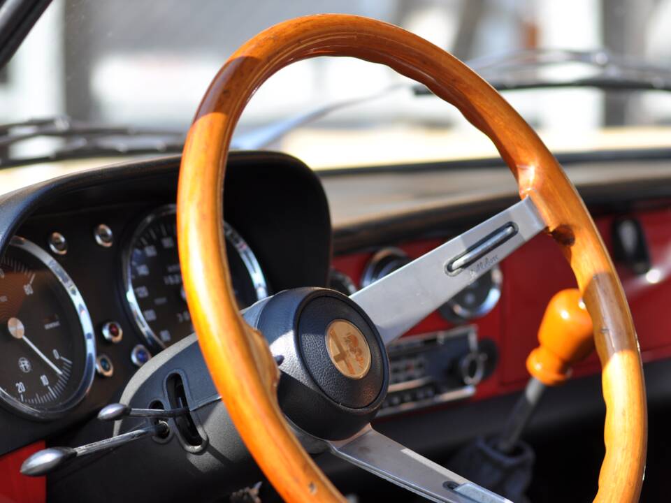 Immagine 3/5 di Alfa Romeo Spider 1300 Junior (1974)