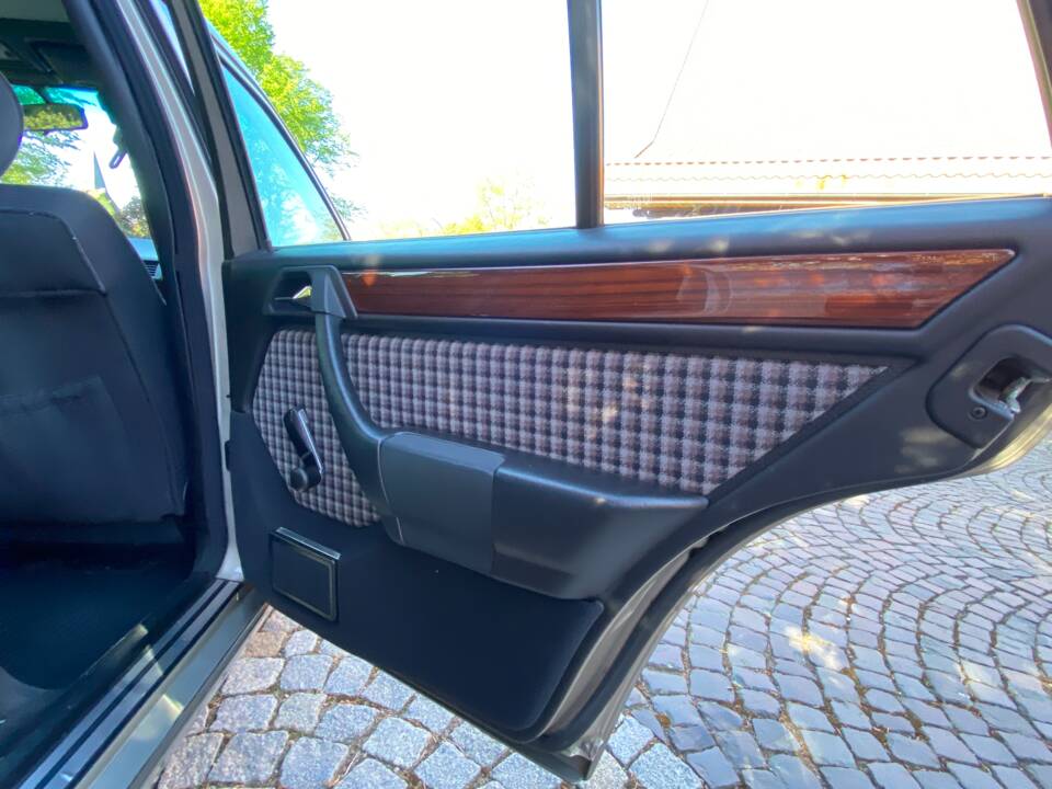 Bild 26/33 von Mercedes-Benz E 200 T (1994)