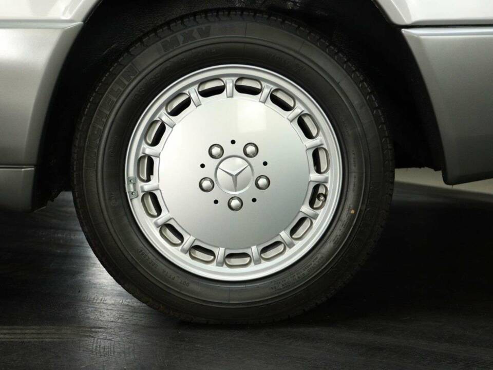 Afbeelding 49/50 van Mercedes-Benz 230 CE (1988)