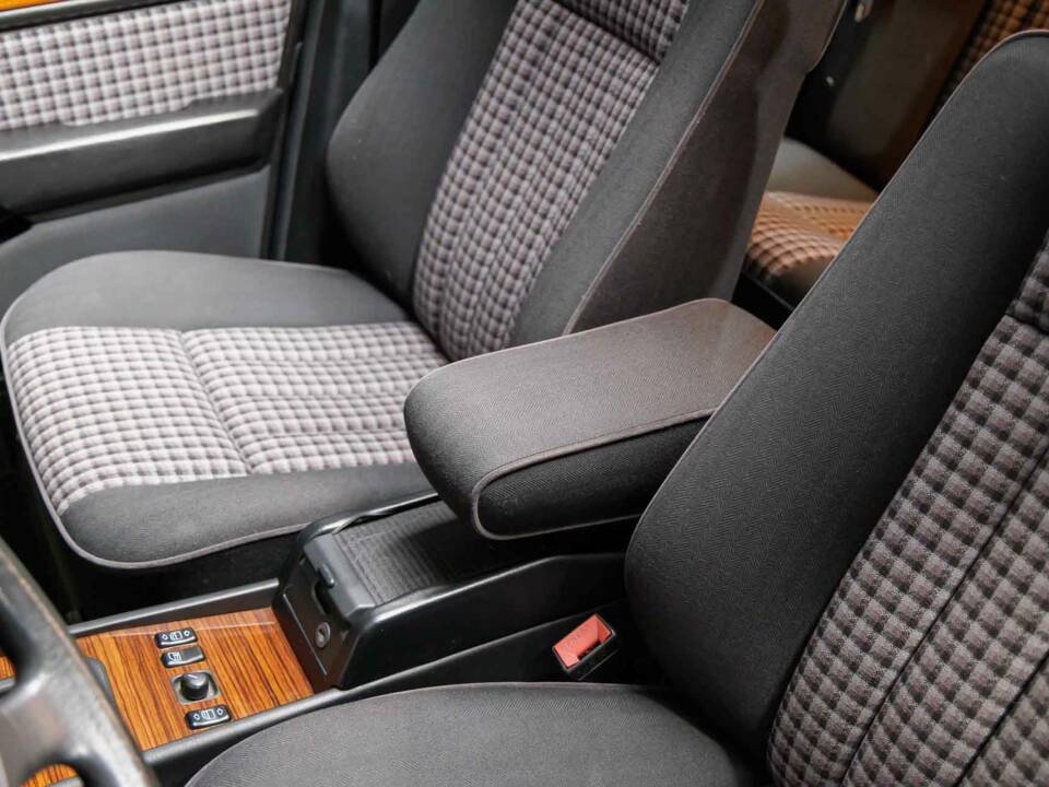 Bild 18/40 von Mercedes-Benz E 220 (1995)