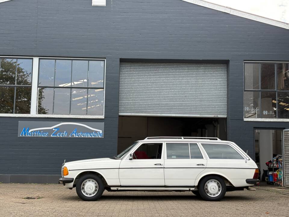 Image 7/66 of Mercedes-Benz 200 T (1984)