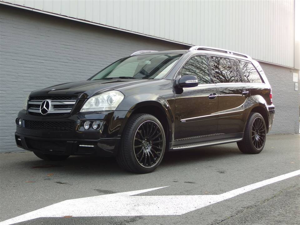 Image 2/99 of Mercedes-Benz GL 550 4MATIC (2009)