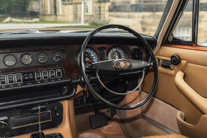 Image 11/50 of Jaguar XJ 12 (1972)