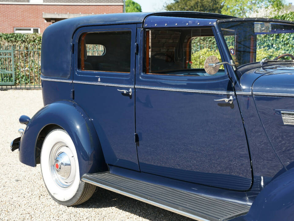 Image 37/50 of Packard eight (1937)