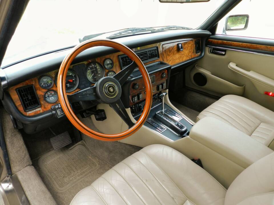 Image 7/13 of Jaguar XJ 6 4.2 (1985)