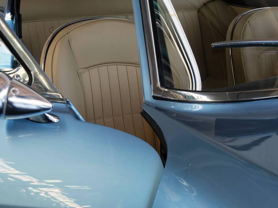 Image 39/50 of Ferrari 330 GT 2+2 (1964)