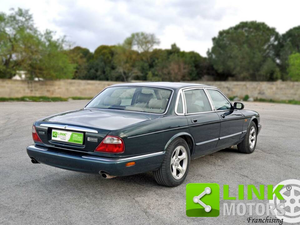 Image 6/10 of Jaguar XJ 8 4.0 Executive (2000)