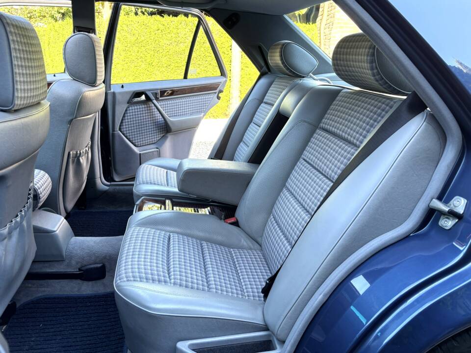 Image 19/24 of Mercedes-Benz 500 E (1993)
