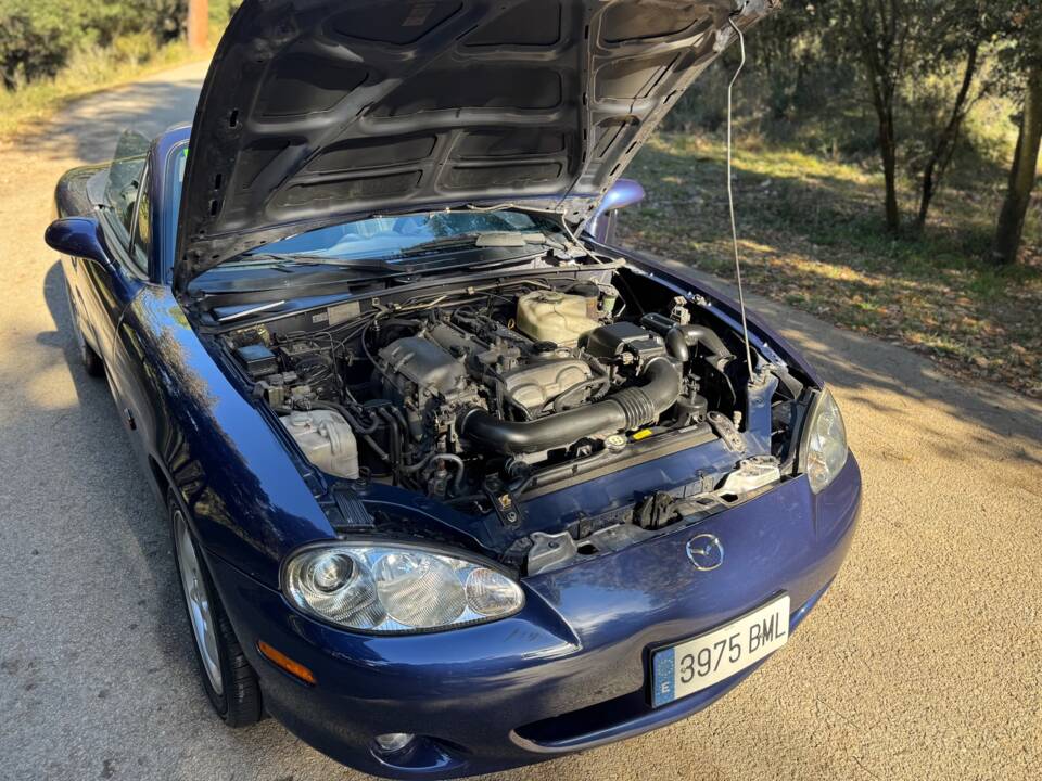 Imagen 30/43 de Mazda MX-5 1.8 (2001)