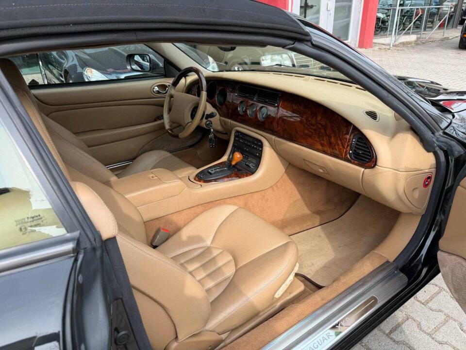 Image 13/34 of Jaguar XK8 4.0 (1997)