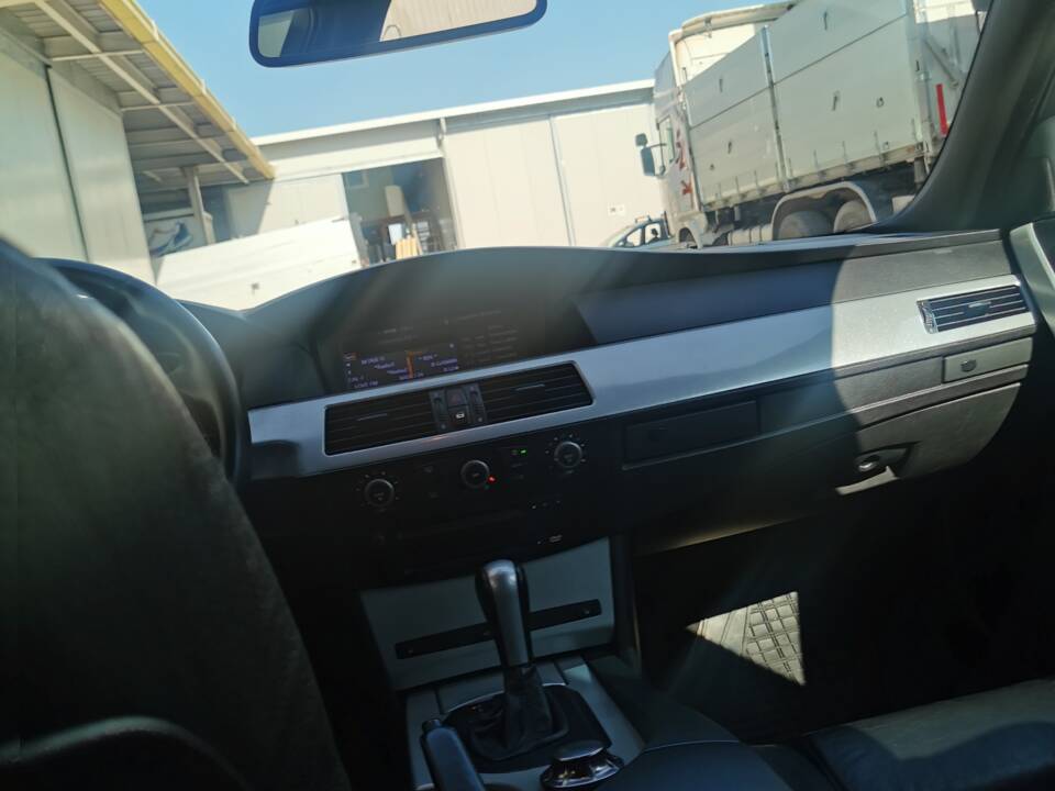 Image 16/22 of BMW 530d Touring (2005)