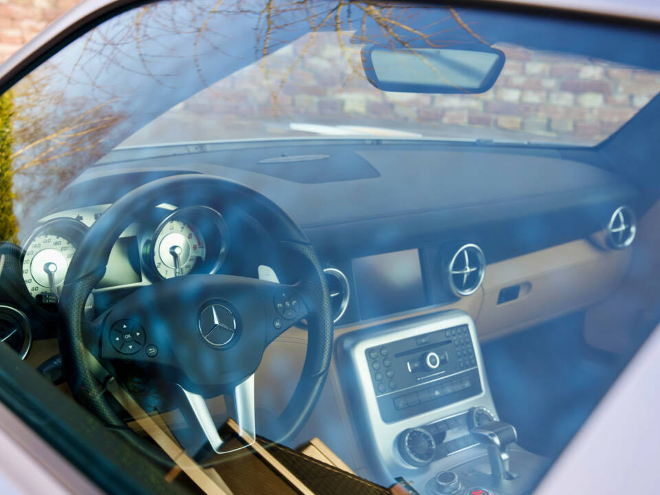 Imagen 18/50 de Mercedes-Benz SLS AMG (2011)