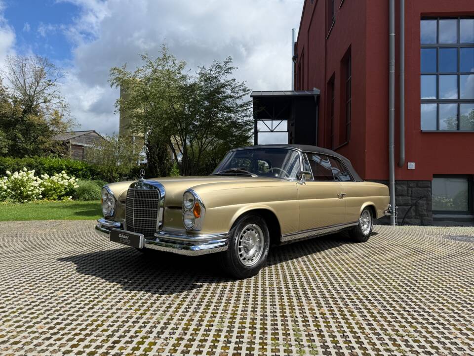 Image 2/39 de Mercedes-Benz 280 SE (1968)