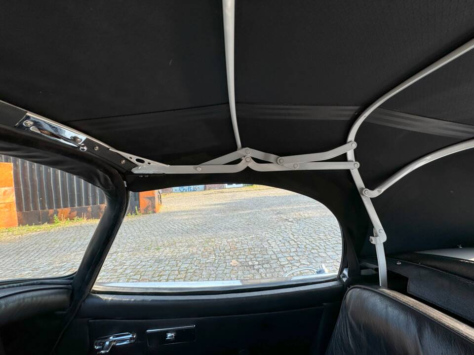Image 61/91 of Jaguar XK 150 OTS (1958)
