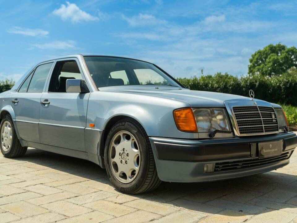 Image 10/50 of Mercedes-Benz 500 E (1992)