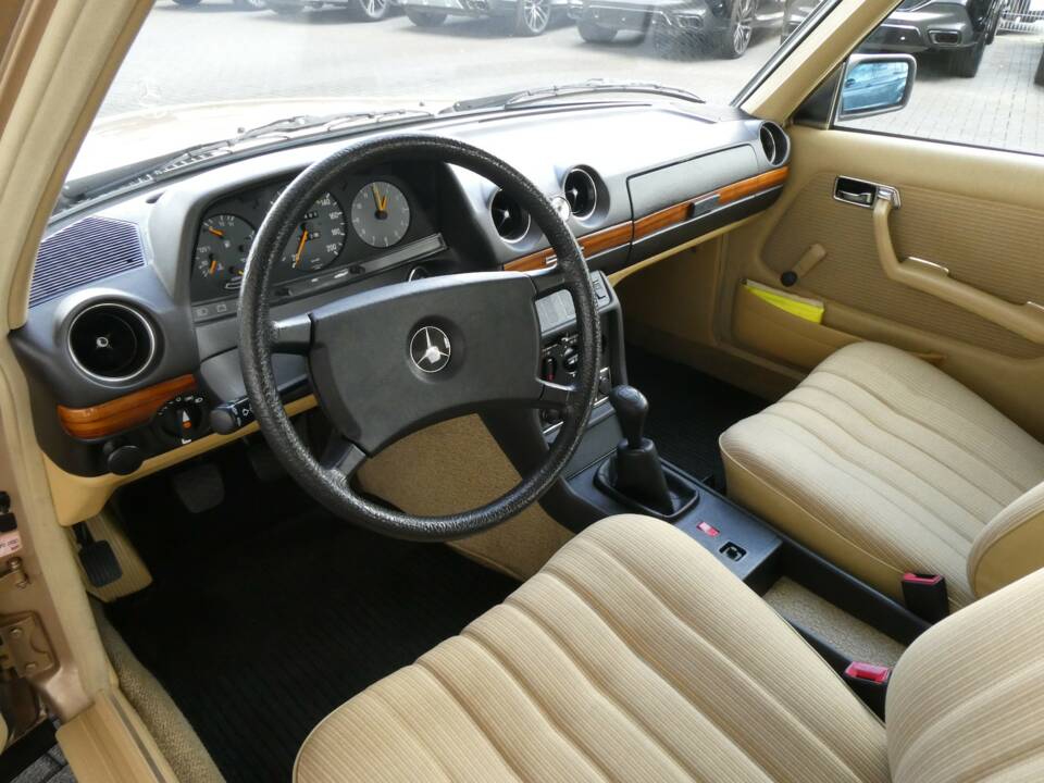 Image 8/19 of Mercedes-Benz 200 (1983)