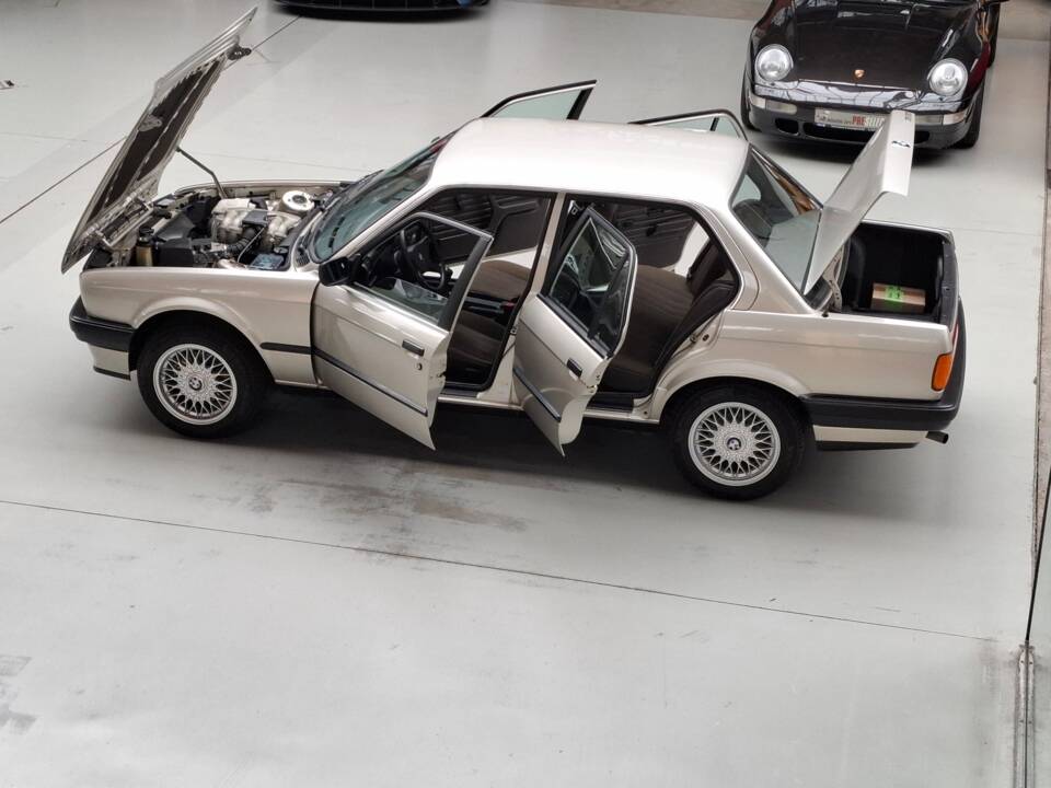 Bild 24/24 von BMW 318i (1989)