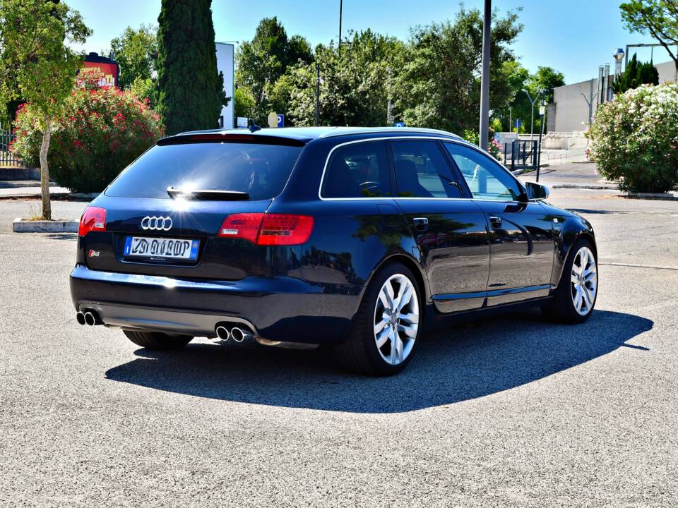 Bild 4/22 von Audi S6 Avant 5.2 V10 quattro (2006)