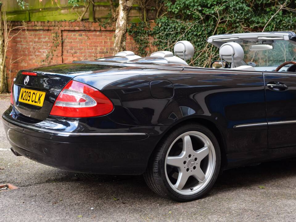 Image 12/49 of Mercedes-Benz CLK 500 (2004)
