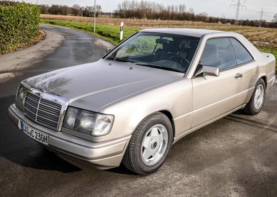 Bild 8/8 von Mercedes-Benz 230 CE (1988)