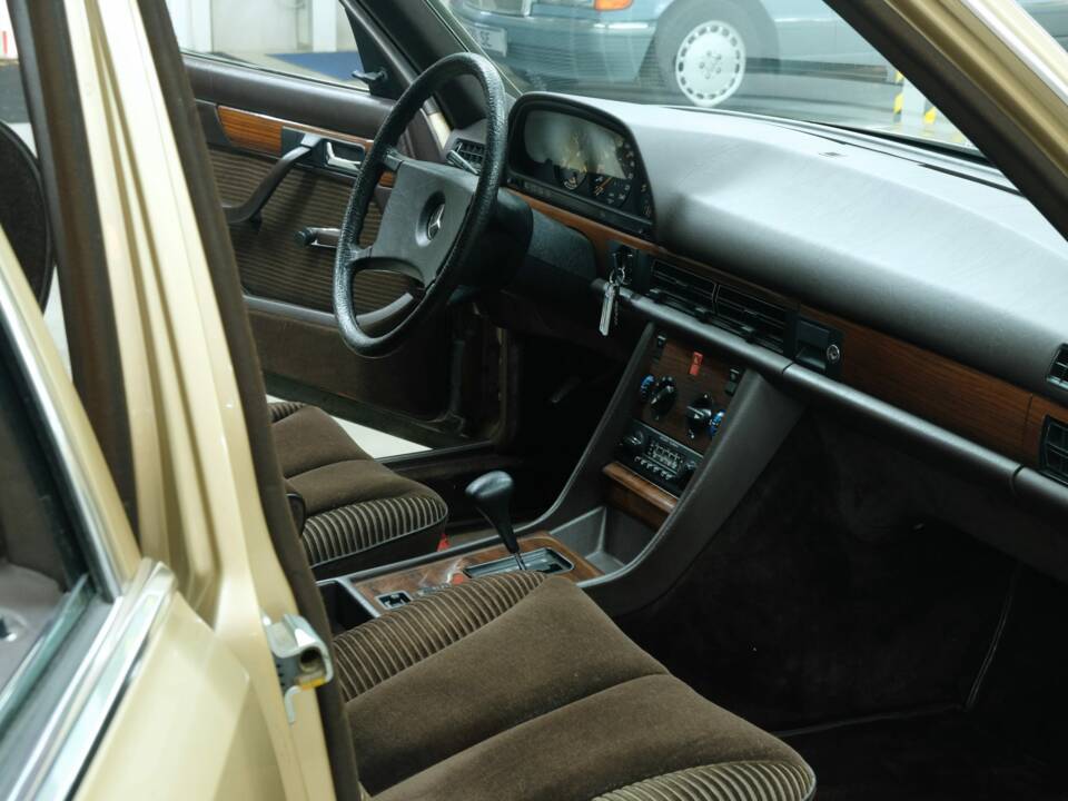 Bild 25/50 von Mercedes-Benz 280 SE (1980)