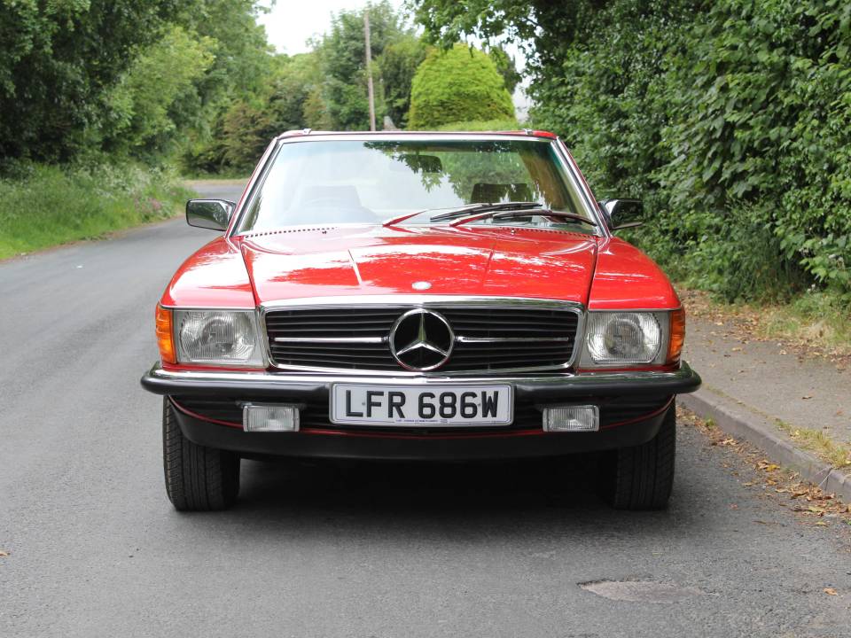 Immagine 2/17 di Mercedes-Benz 380 SL (1980)