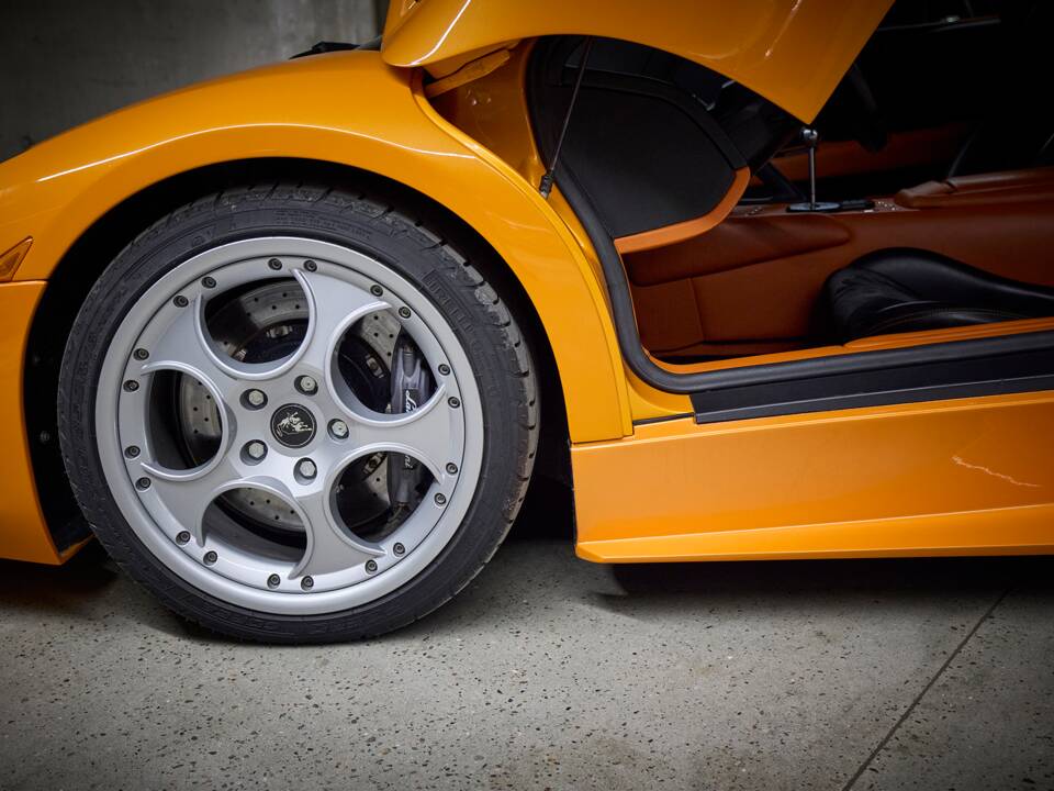 Image 80/99 of Lamborghini Murciélago (2003)