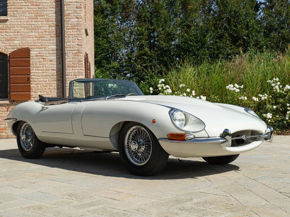 Bild 2/50 von Jaguar E-Type (1968)