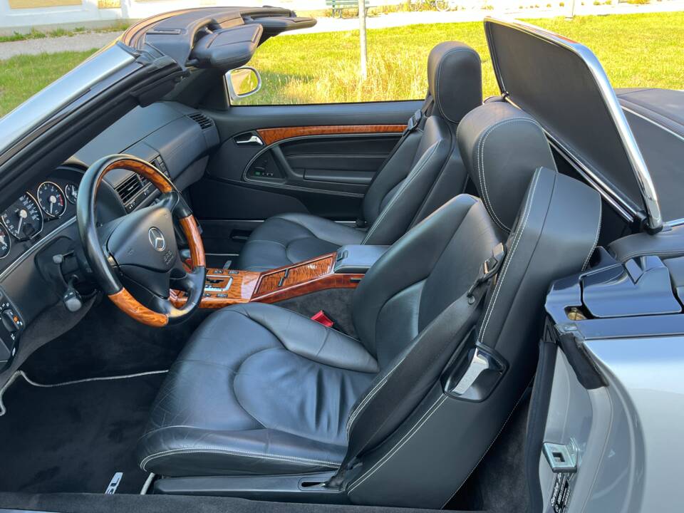 Image 30/91 of Mercedes-Benz SL 320 "Final Edition" (2001)